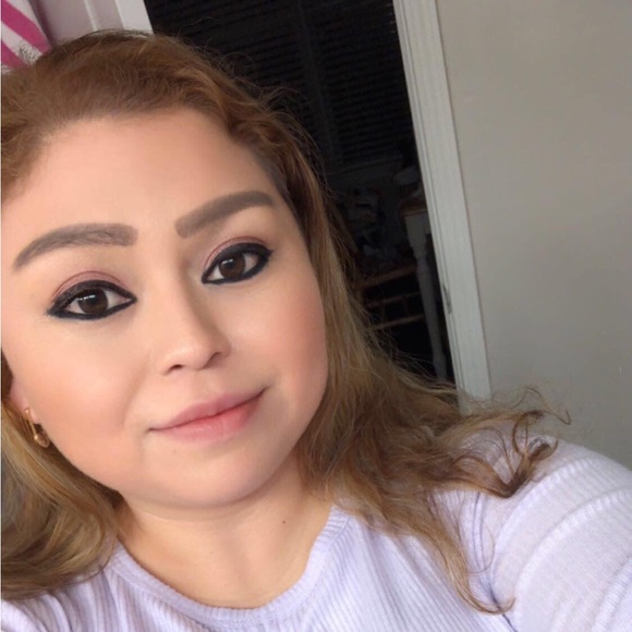 Meet your Posher, Amelia - Picture 2 of 3